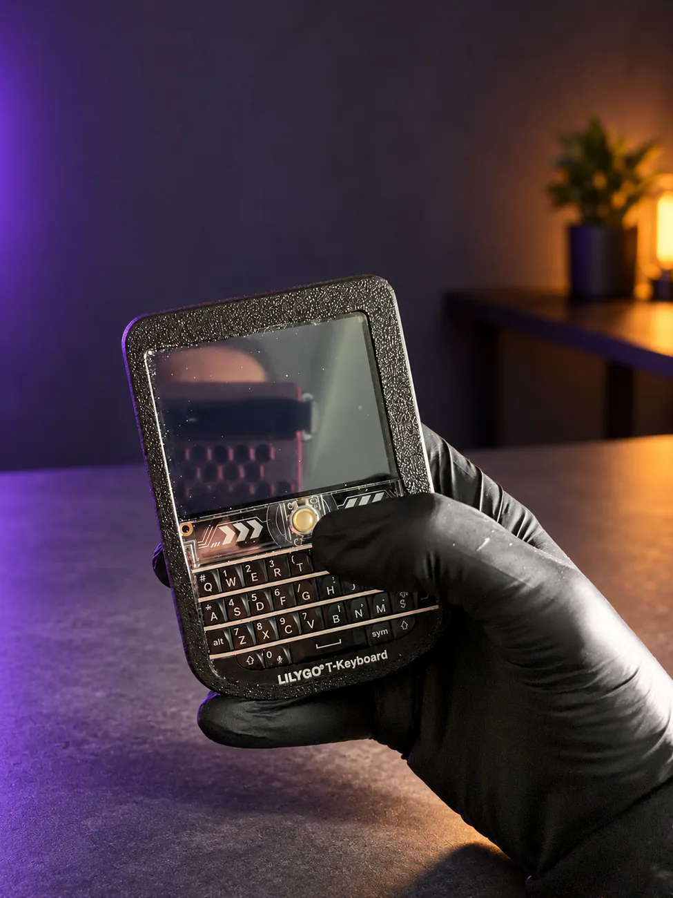 T-Deck mit ausgeschaltetem Bildschirm in behandschuhter Hand