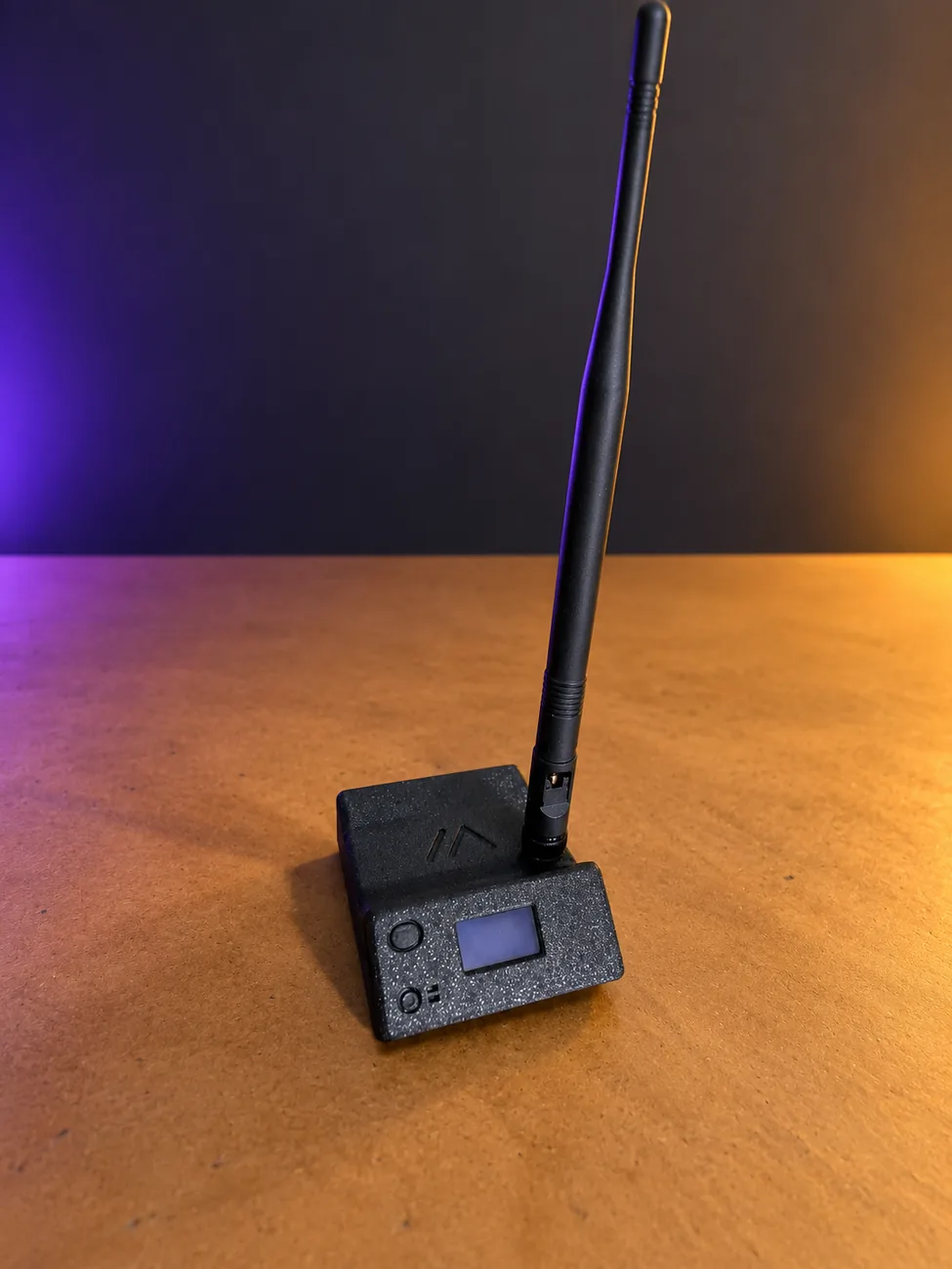 Funkknoten mit Antenne als bereitgestelltes Bildmotiv; genauer Gerätetyp im Foto nicht belegt